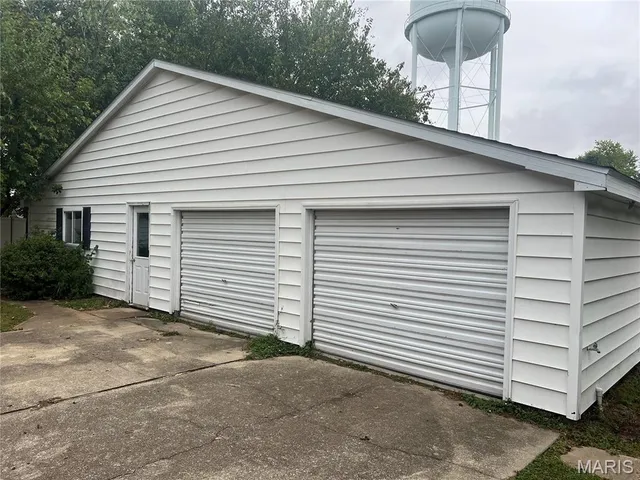 $319,000 | 816 South Wood Street, Staunton, IL 62088