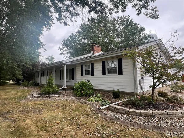 $299,900 | 816 South Wood Street, Staunton, IL 62088