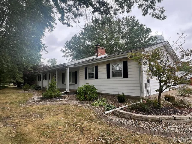 $299,900 | 816 South Wood Street, Staunton, IL 62088