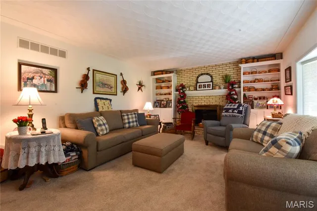 $299,900 | 816 South Wood Street, Staunton, IL 62088