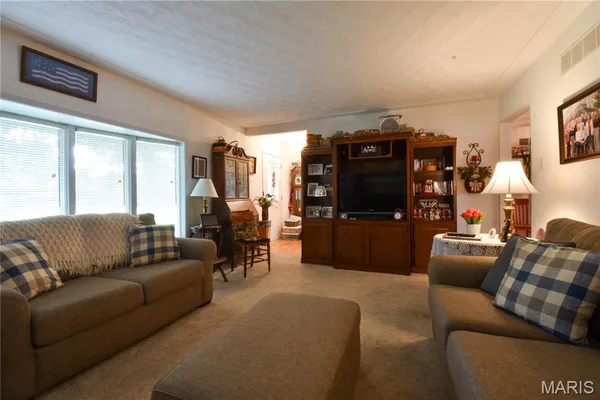 $299,900 | 816 South Wood Street, Staunton, IL 62088