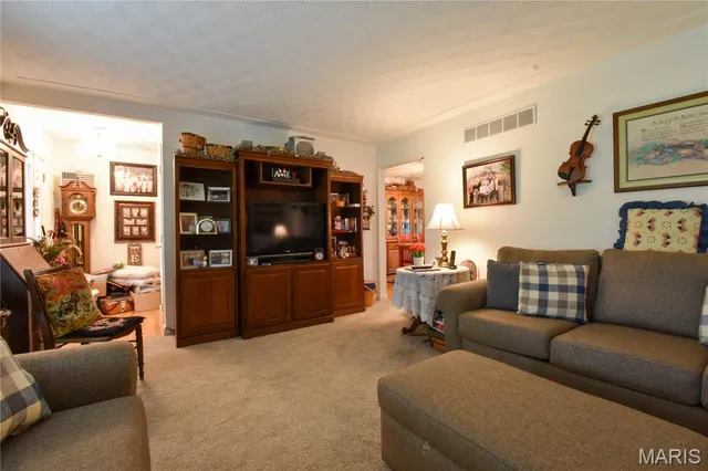 $299,900 | 816 South Wood Street, Staunton, IL 62088