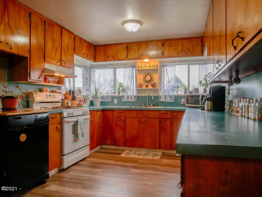 152 Northwest Grinstead Street Siletz, OR 97380 - Photo 9 of 30 Kitchen
