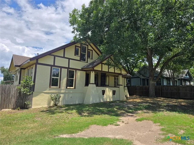 $225,000 | 144 West Wallace Street, Gonzales, TX 78629