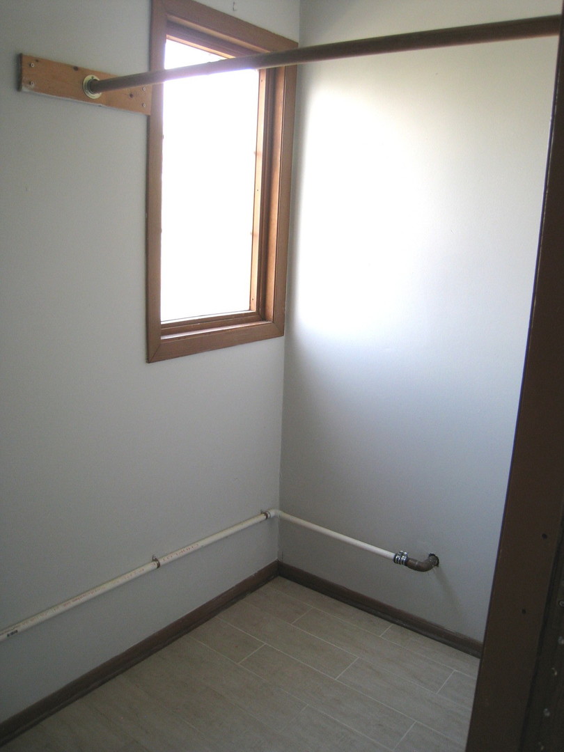 1235 Harding Avenue, Unit 302 Des Plaines, IL 60016 - Photo 18 of 22 an empty room with a window