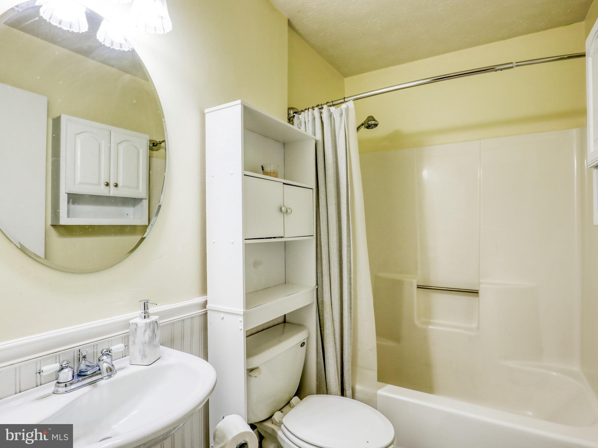 137 Holiday Road Cross Junction, VA 22625 - Photo 24 of 42 Full bathroom