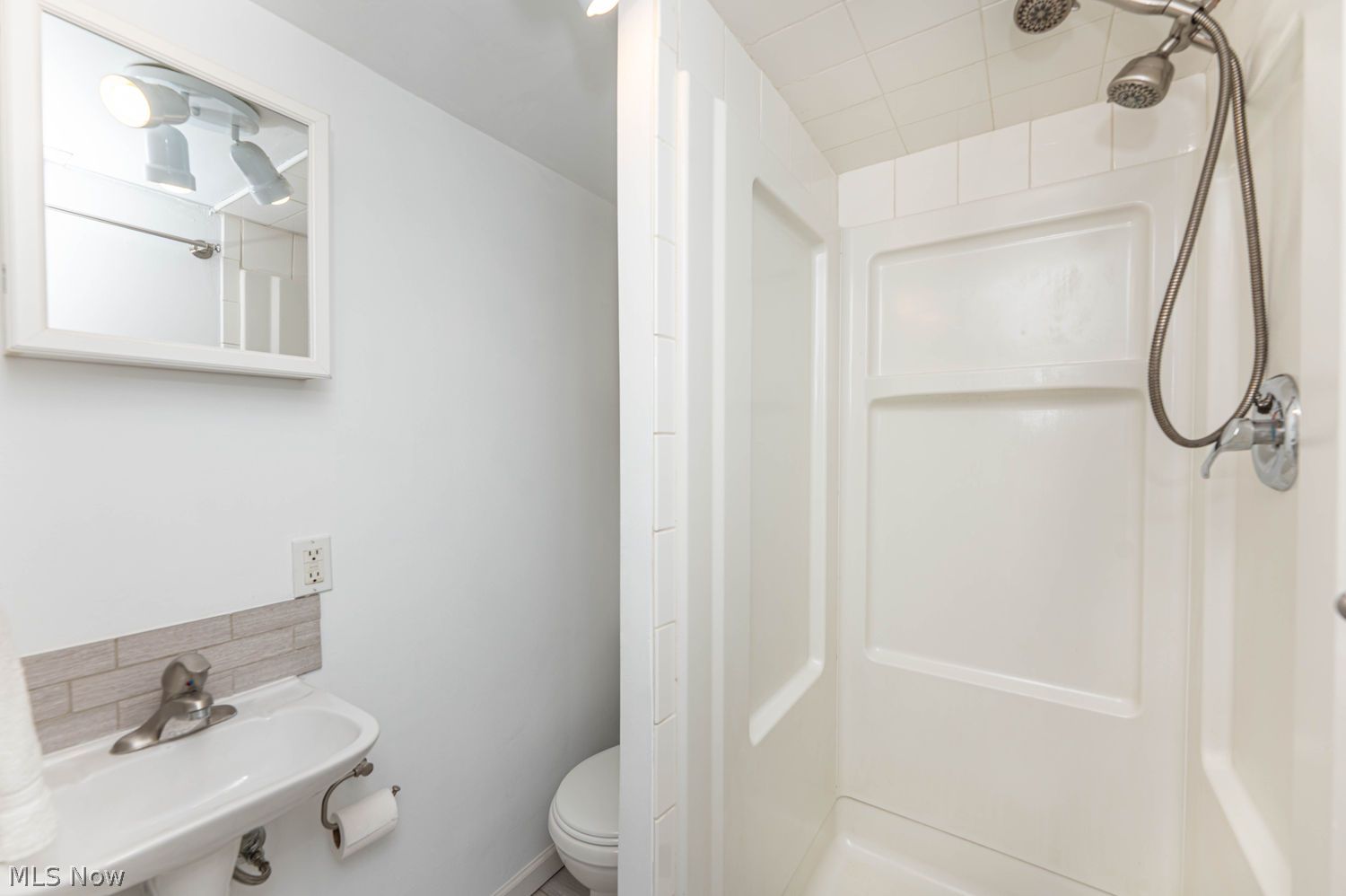 916 Center Road Eastlake, OH 44095 - Photo 29 of 39 2nd full bath