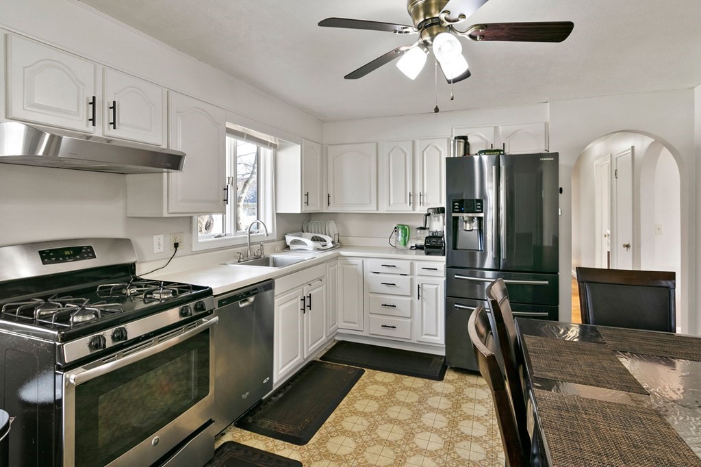 71 Gresham Street Springfield, MA 01119 - Photo 12 of 38