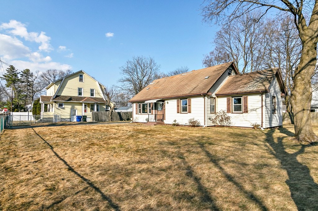 71 Gresham Street Springfield, MA 01119 - Photo 4 of 38
