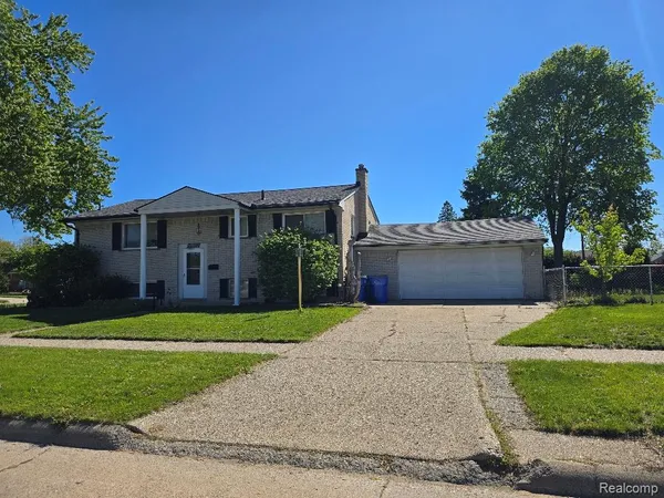 $2,295 | 27592 Strathmoor Drive, Warren, MI 48092