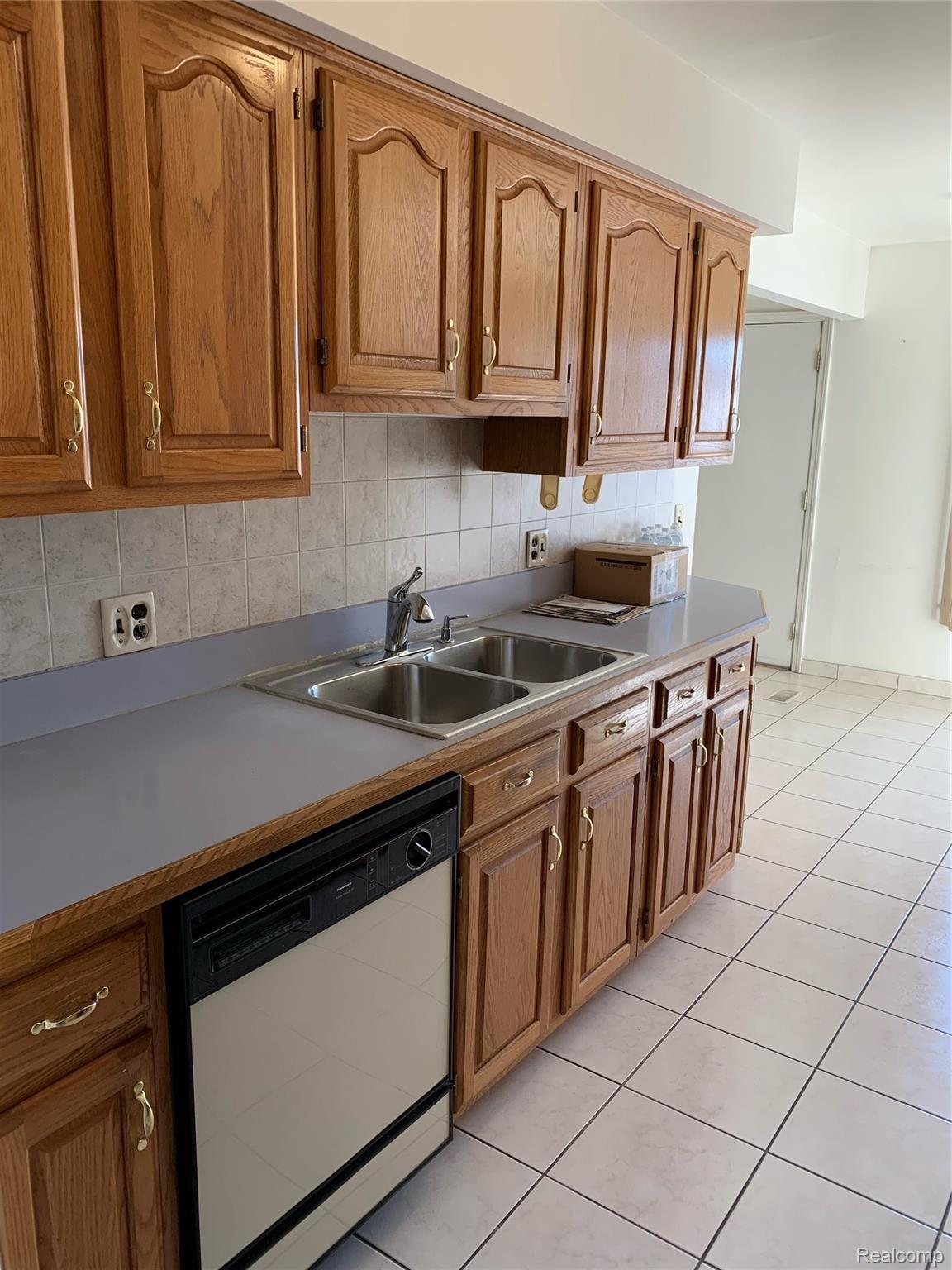 4296 15 Mile Road Sterling Heights, MI 48310 - Photo 5 of 30 B2628A51-D793-455B-AE05-ED530BA6E6D2.jpeg