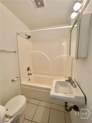 $1,800 | 2311 Atlantic Avenue, Savannah, GA 31401