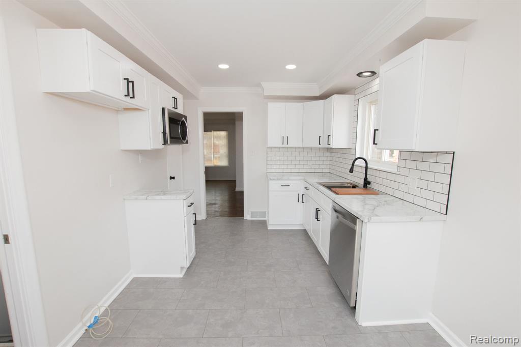 24684 Ridgecroft Avenue Eastpointe, MI 48021 - Photo 11 of 62