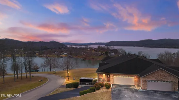 $825,000 | 2834 Lake Pointe Drive, Kingston, TN 37763