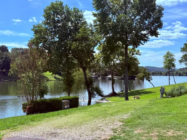 $825,000 | 2834 Lake Pointe Drive, Kingston, TN 37763