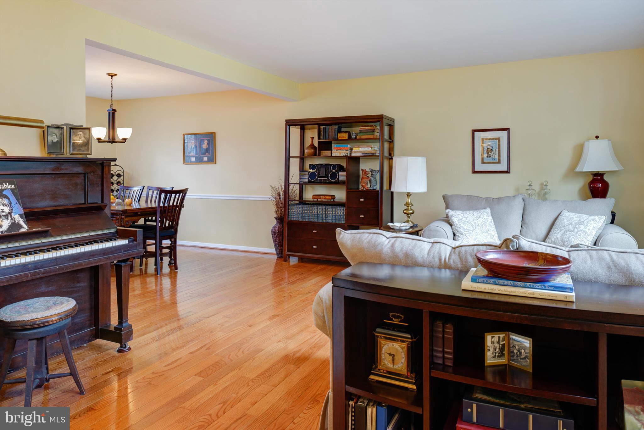 2103 Thomas View Road Reston, VA 20191 - Photo 10 of 26 Living Room