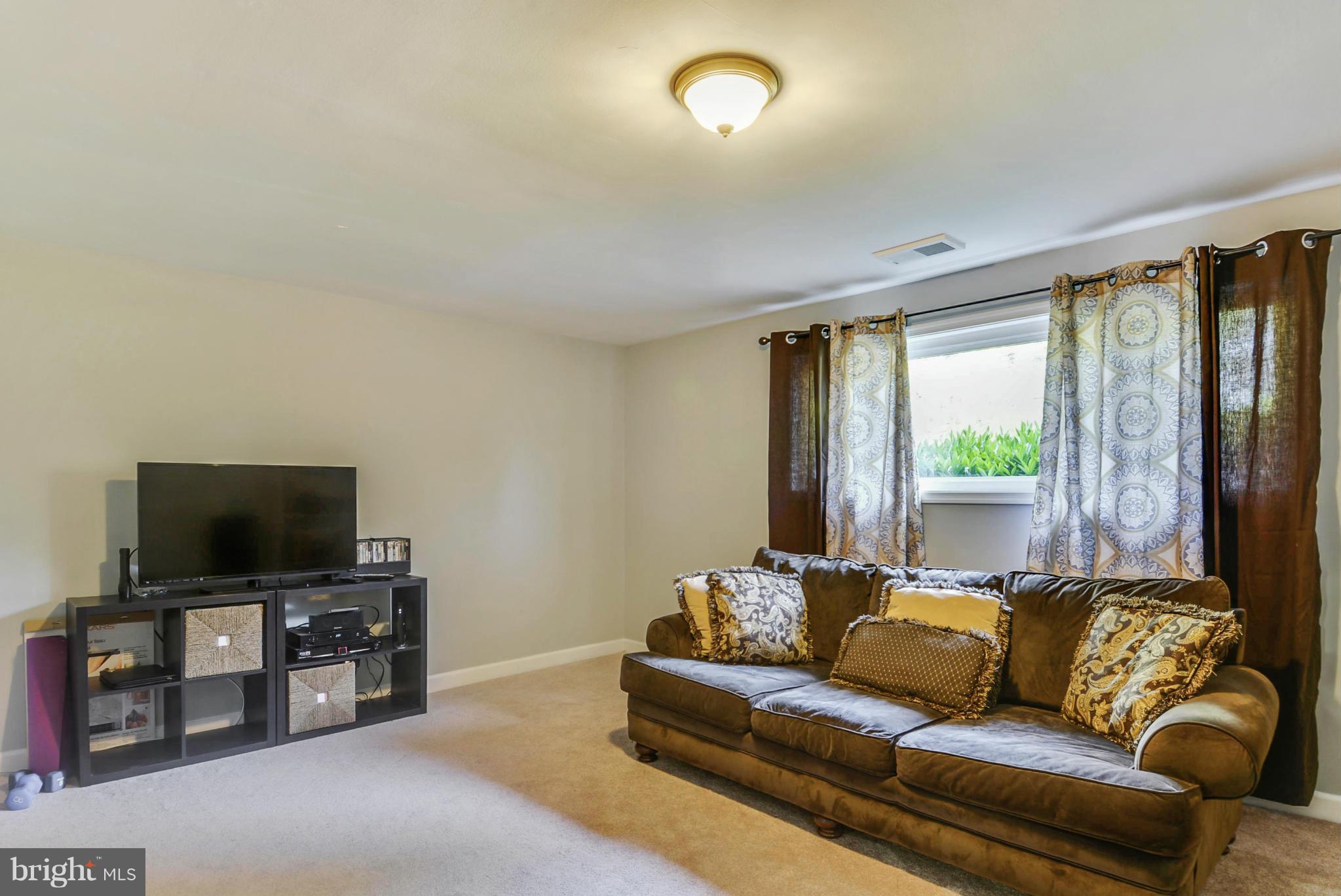 409 Eisner Street Silver Spring, MD 20901 - Photo 16 of 18 Family Room
