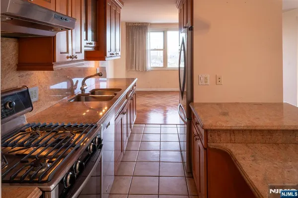 $375,000 | 555 North Avenue, Unit 20F, Fort Lee, NJ 07024
