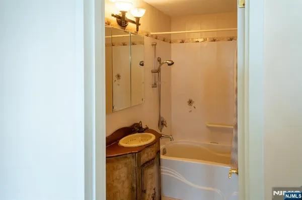 $375,000 | 555 North Avenue, Unit 20F, Fort Lee, NJ 07024