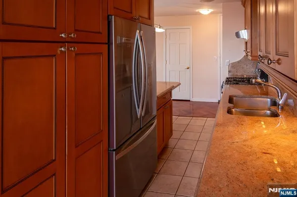 $375,000 | 555 North Avenue, Unit 20F, Fort Lee, NJ 07024