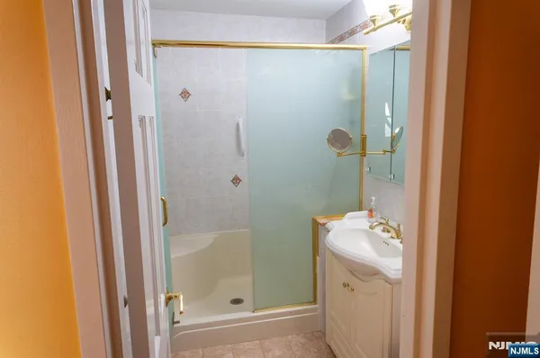 $375,000 | 555 North Avenue, Unit 20F, Fort Lee, NJ 07024