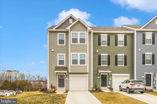 a black and white photo of a room