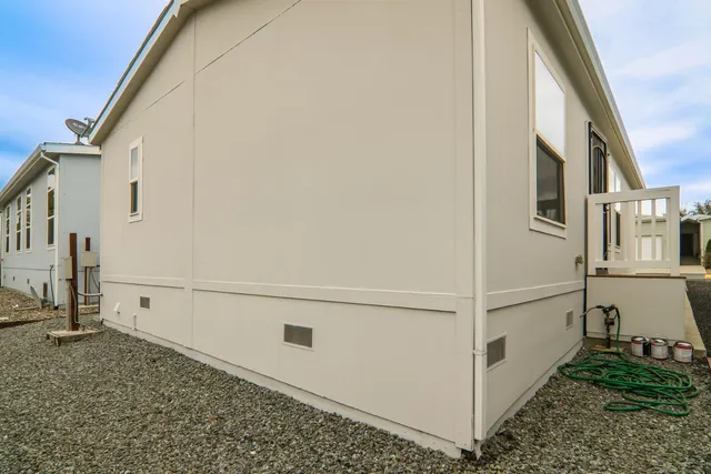 a view of an house with backyard
