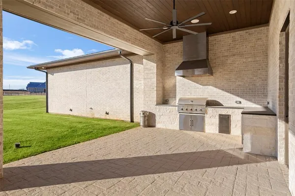 a view of a back yard of the house