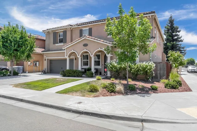 $825,000 | 2076 Chennault Avenue, Clovis, CA 93611