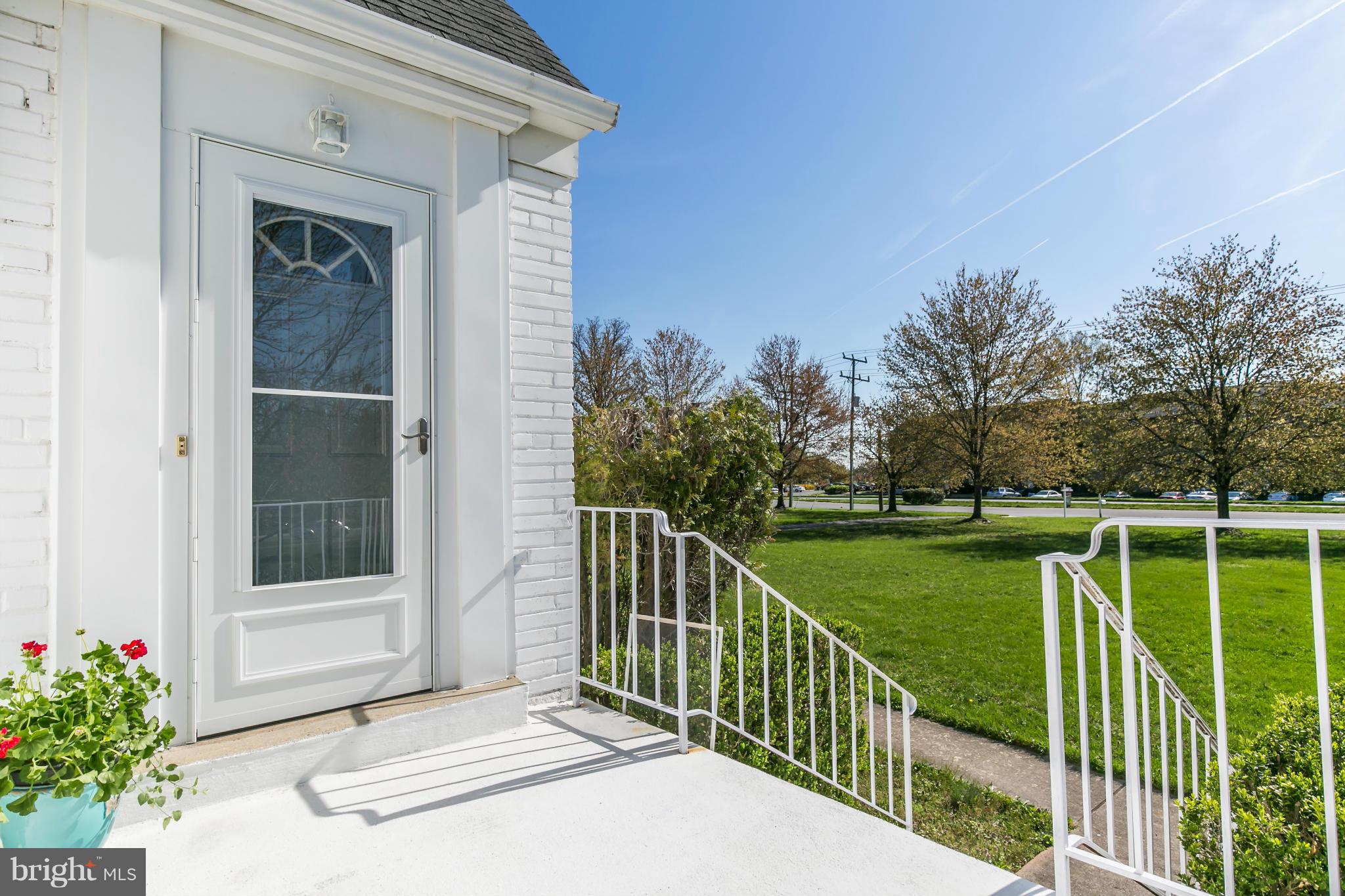 20935 Potomac View Road Sterling, VA 20165 - Photo 4 of 30 a balcony with a yard