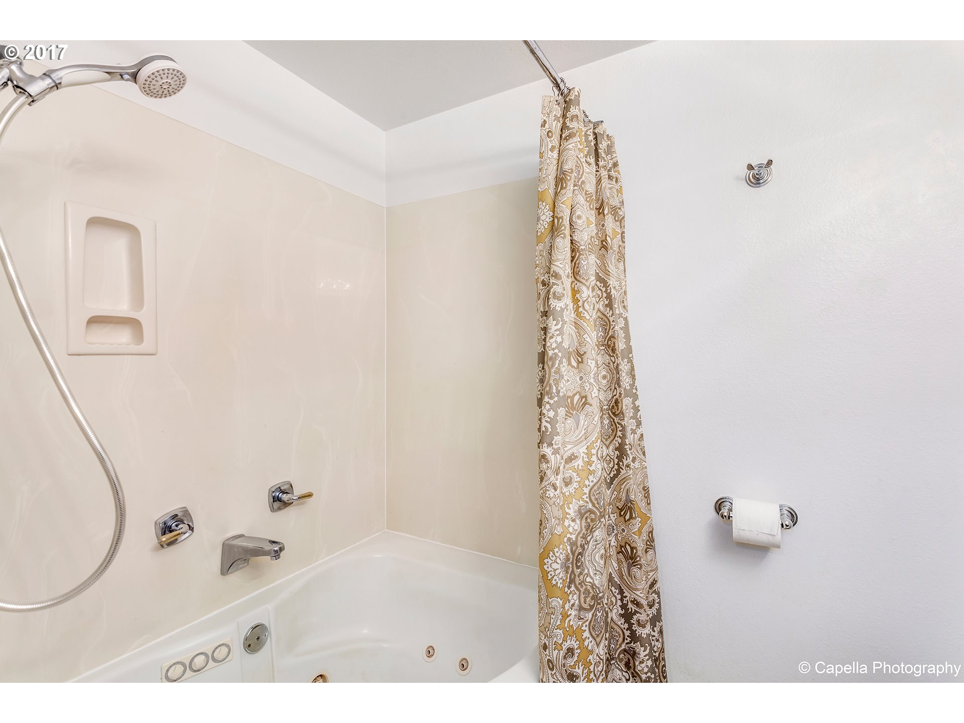 12614 Northwest Barnes Road, Unit 3 Portland, OR 97229 - Photo 11 of 24 Jacuzzi