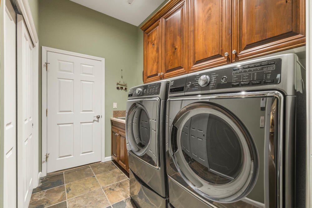 11660 Kestrel Road Klamath Falls, OR 97601 - Photo 19 of 58 Washer and Dryer Included