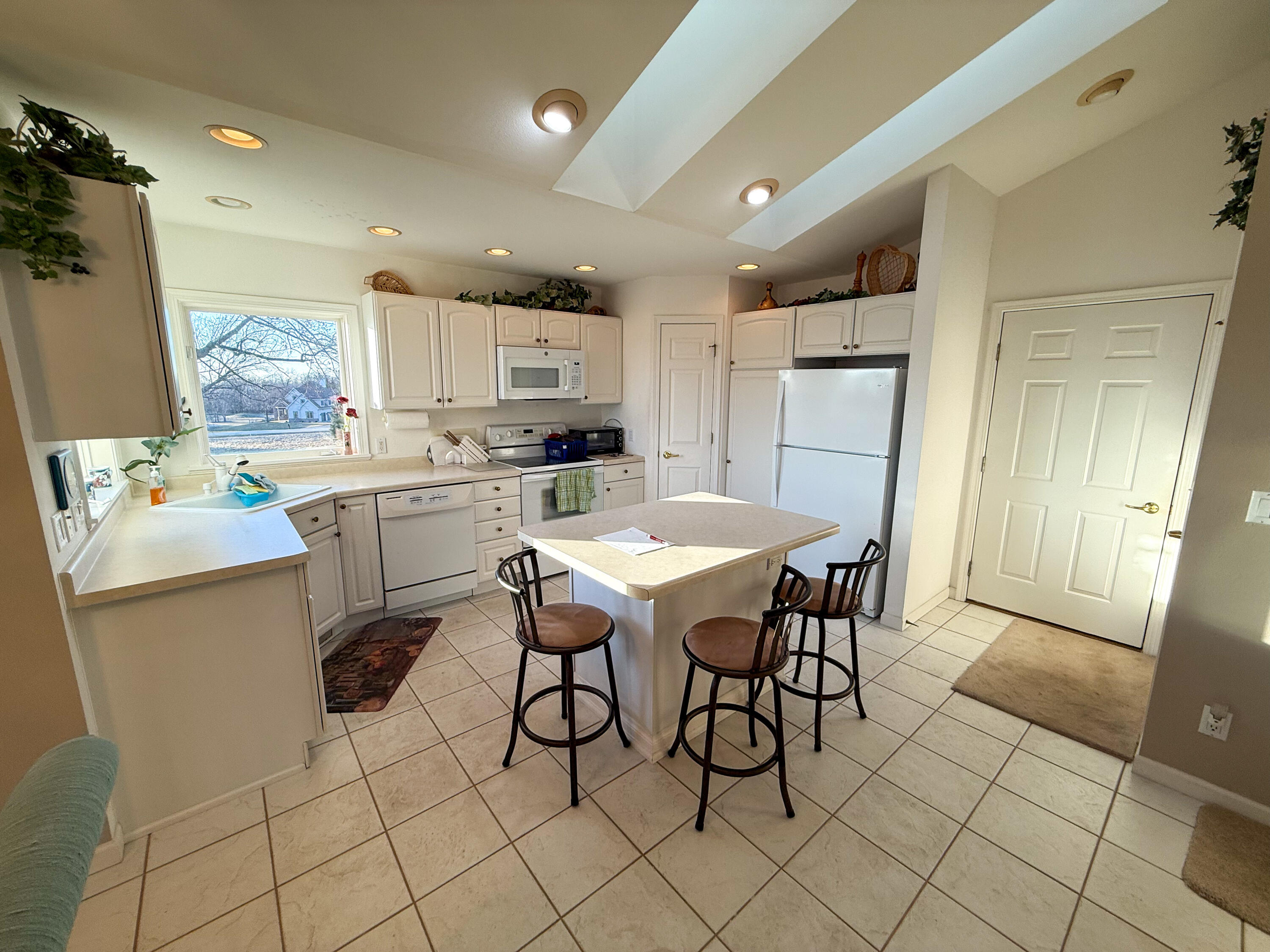 18 Ridgewood Court Fond du Lac, WI 54937 - Photo 8 of 28 18 Ridgewood Ct-42