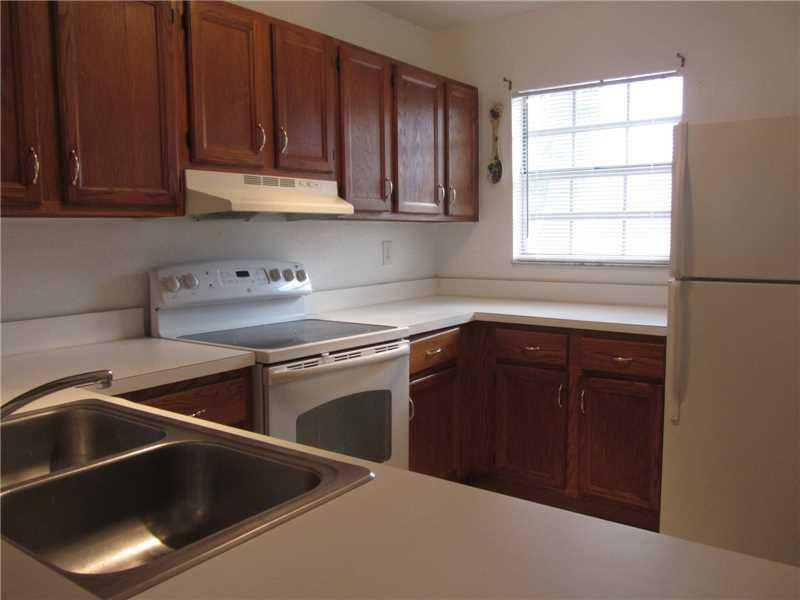 8319 Fairway Road, Unit 8319 Sunrise, FL 33351 - Photo 3 of 12 Kitchen
