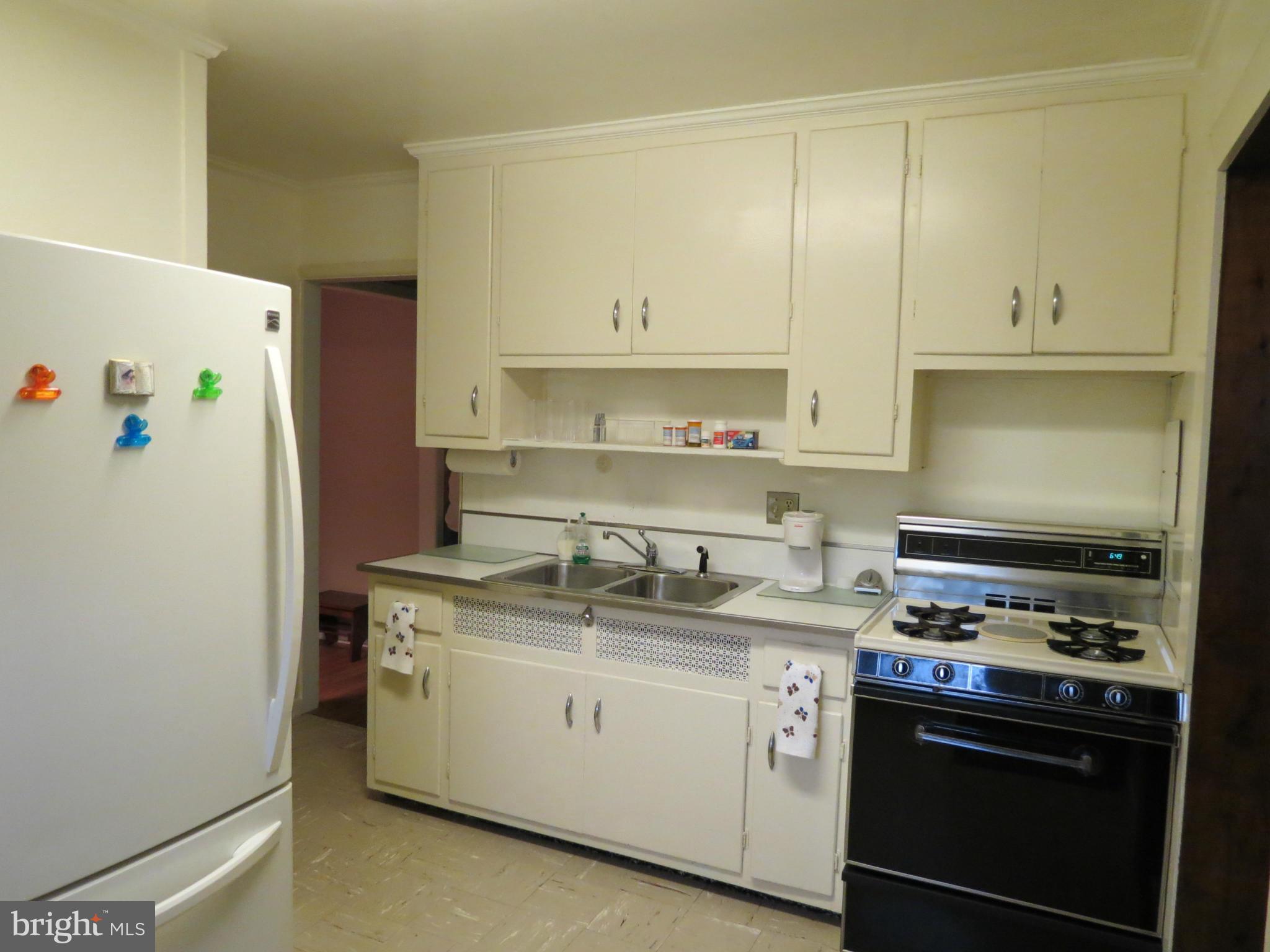 12129 Selfridge Road Silver Spring, MD 20906 - Photo 10 of 28 Kitchen with gas range
