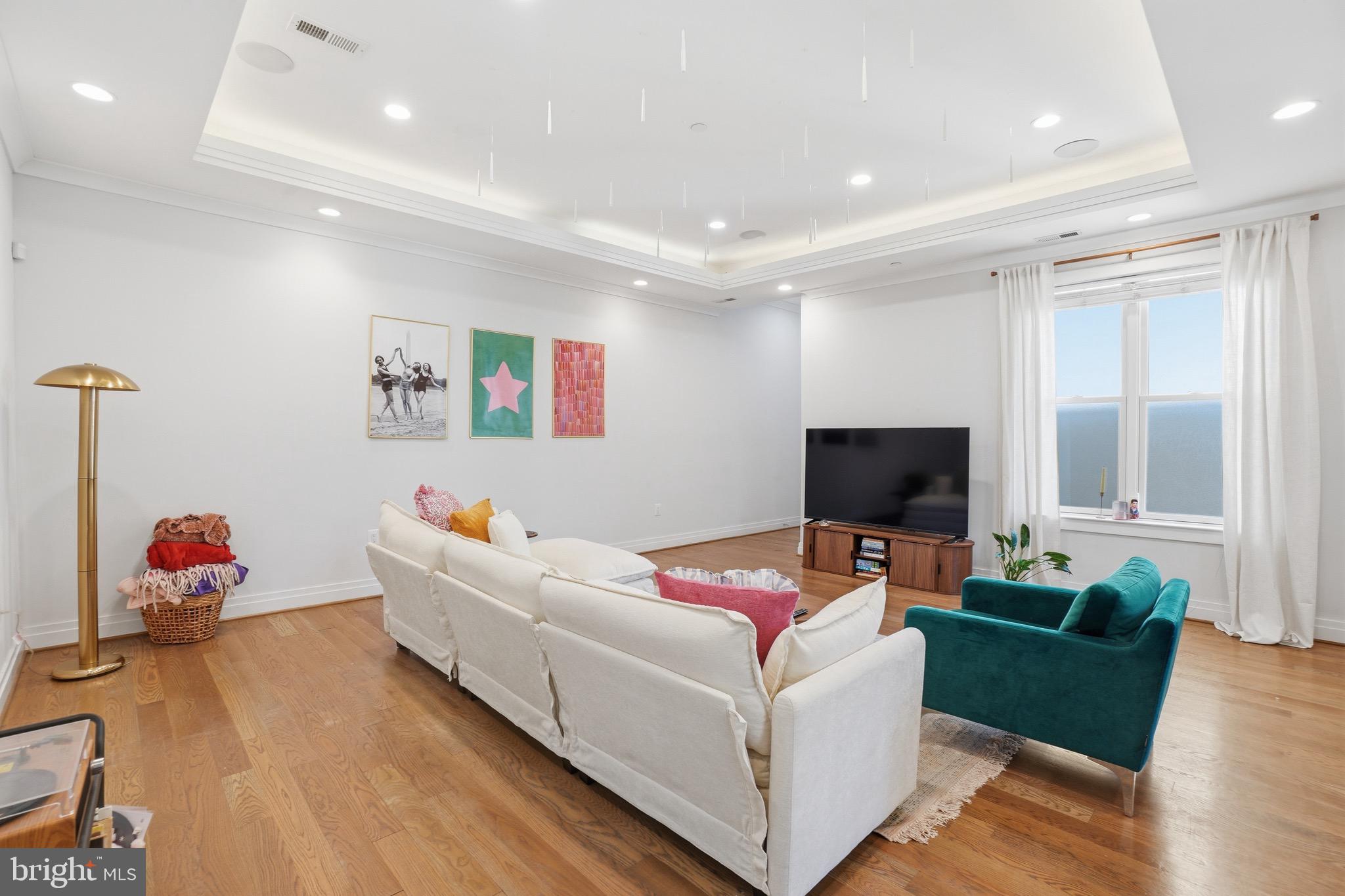 220 P Street Northwest, Unit 4 Washington, DC 20001 - Photo 12 of 44 10 ft ceiling Living room
