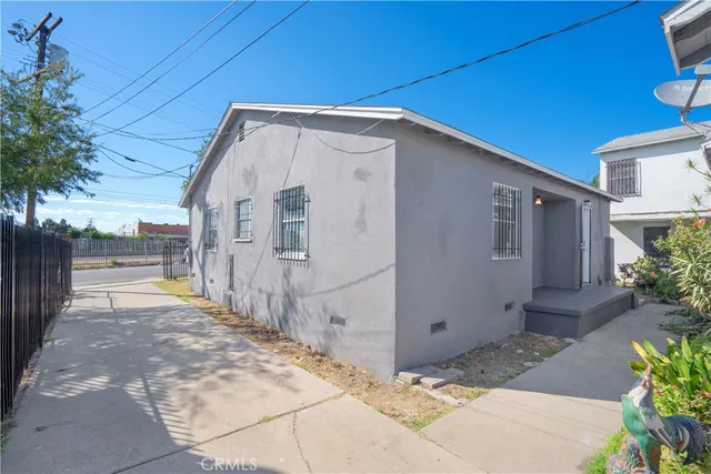 a view of a house with backyard