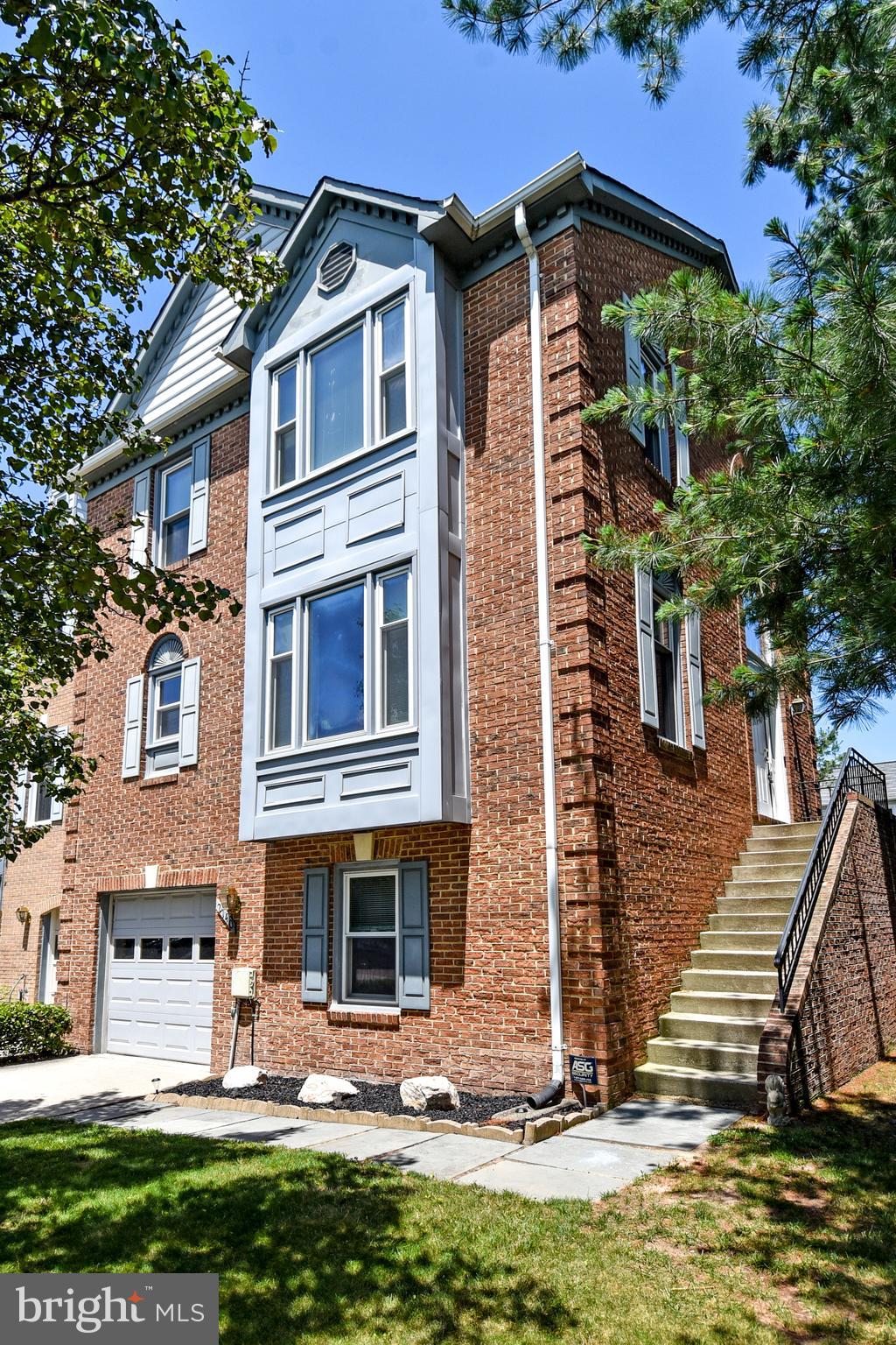 END UNIT BRICK TOWNHOME TOTALING 2,880 SQ FT