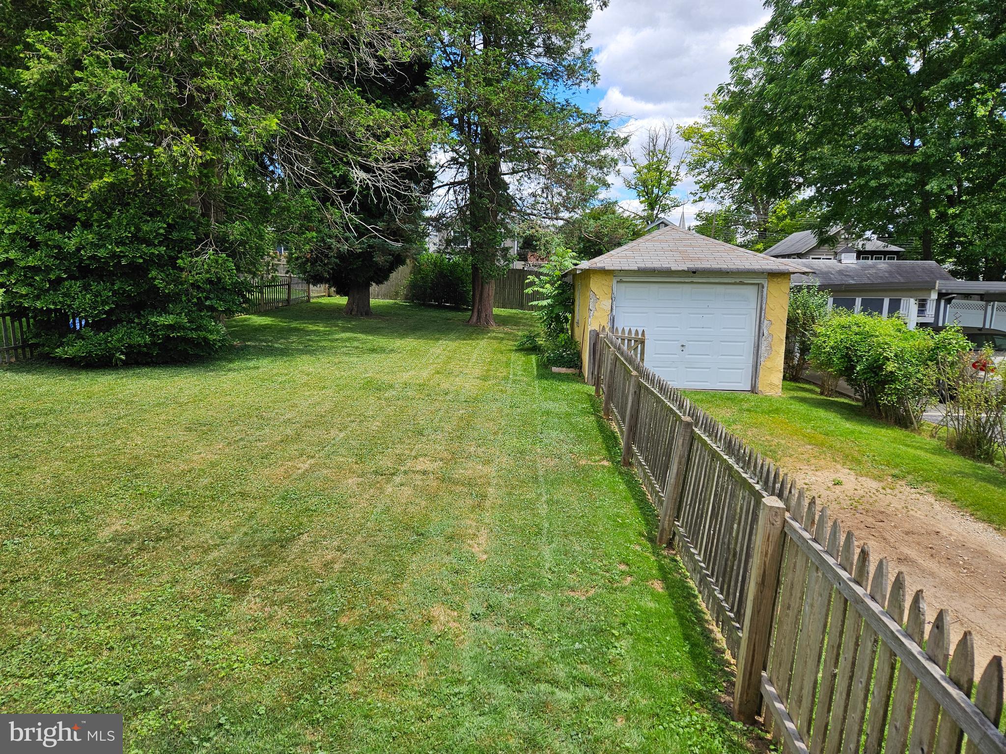 21 Manor Road Paoli, PA 19301 - Photo 6 of 6 Yard and garage