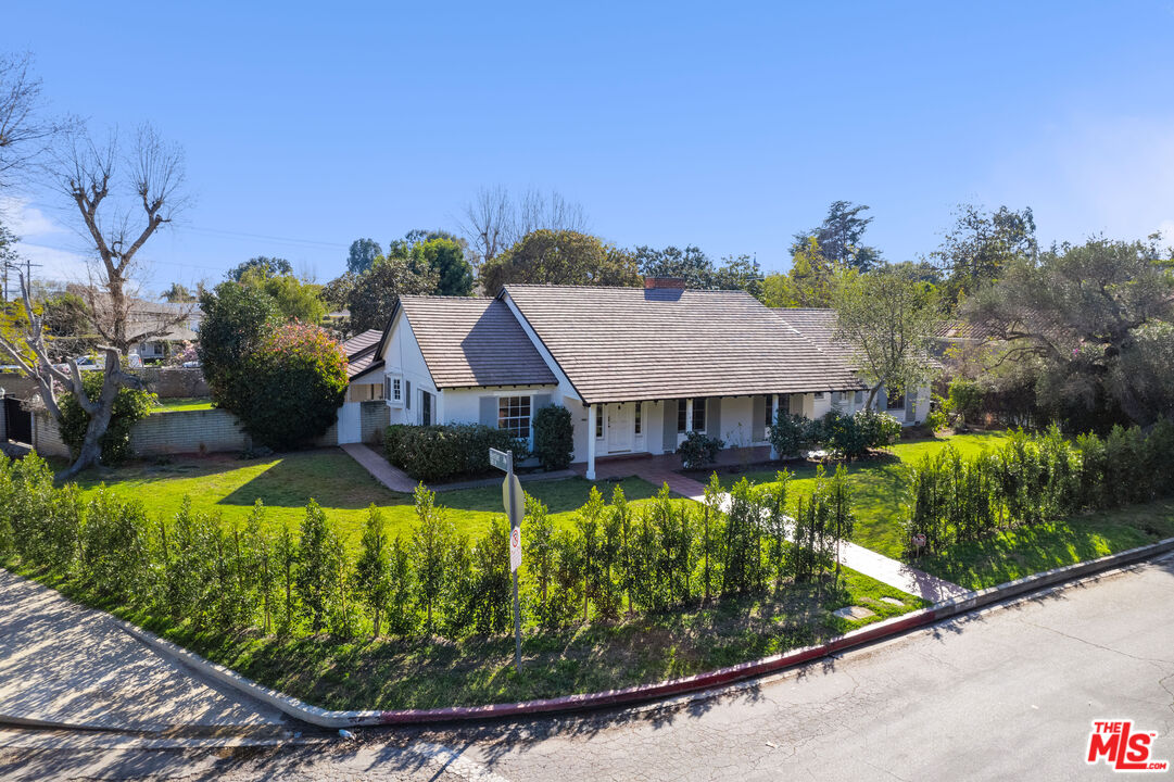 109 Homewood Road Los Angeles, CA 90049 - Photo 3 of 30