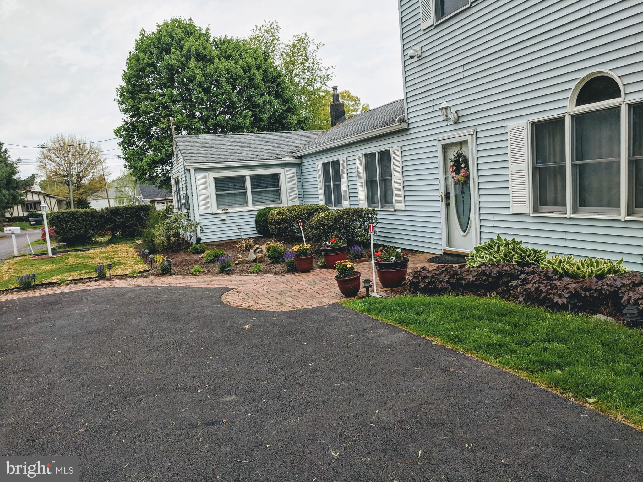 116 East Endfield Road Feasterville-Trevose, PA 19053 - Photo 4 of 63 Front Flower Beds