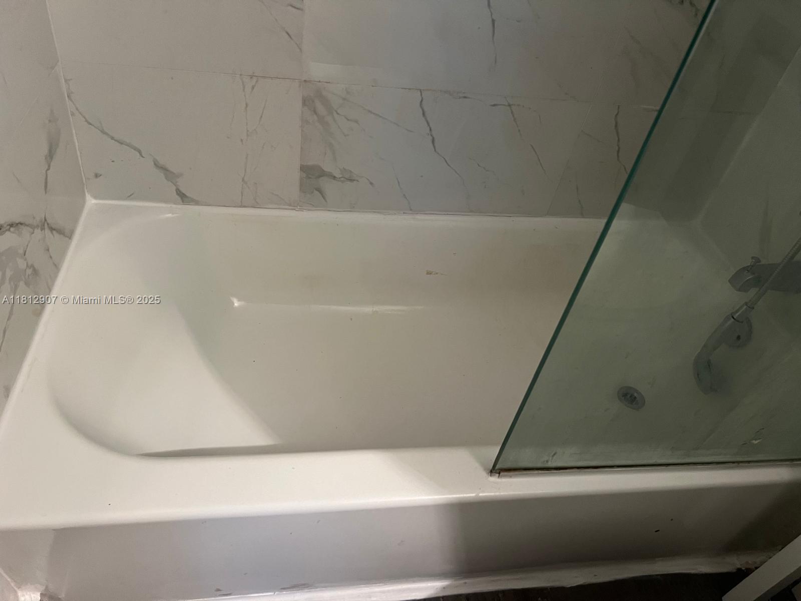 1500 Bay Road, Unit 644S Miami Beach, FL 33139 - Photo 6 of 24 a bathroom with a bathtub