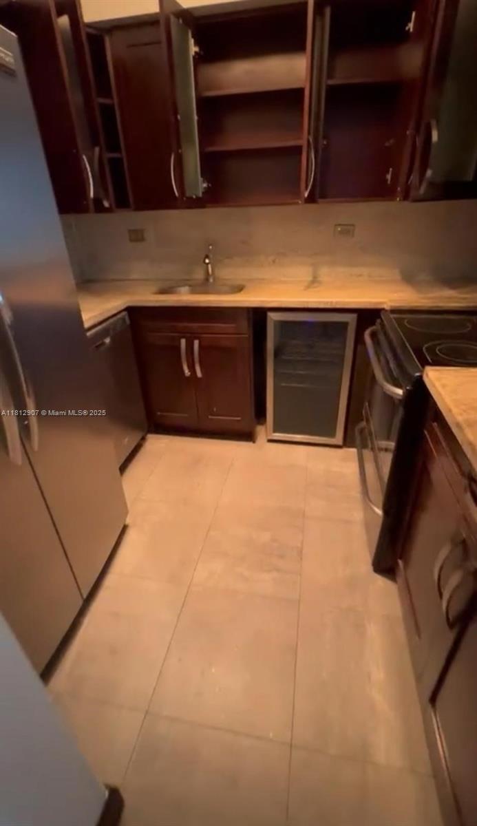 1500 Bay Road, Unit 644S Miami Beach, FL 33139 - Photo 7 of 24 a utility room with dryer and washer