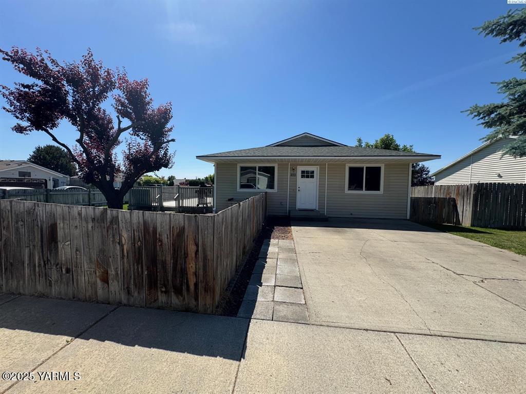 866 Ismo Loop Sunnyside, WA 98944 - Photo 1 of 17 a front view of house with a garden