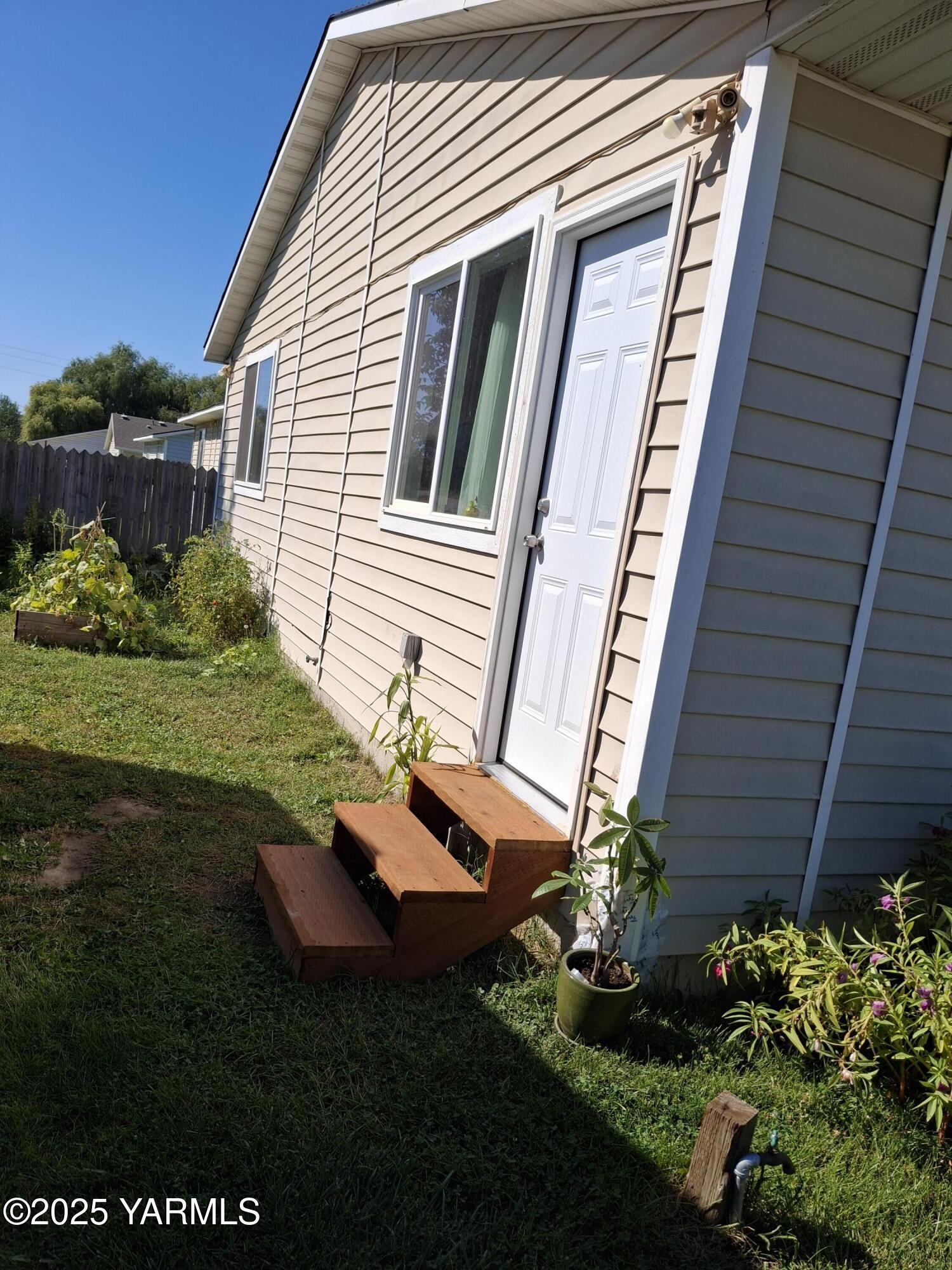 866 Ismo Loop Sunnyside, WA 98944 - Photo 13 of 17 a view of a house with backyard and garden