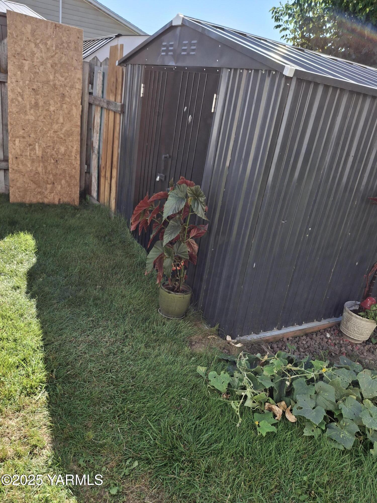 866 Ismo Loop Sunnyside, WA 98944 - Photo 17 of 17 a view of a backyard