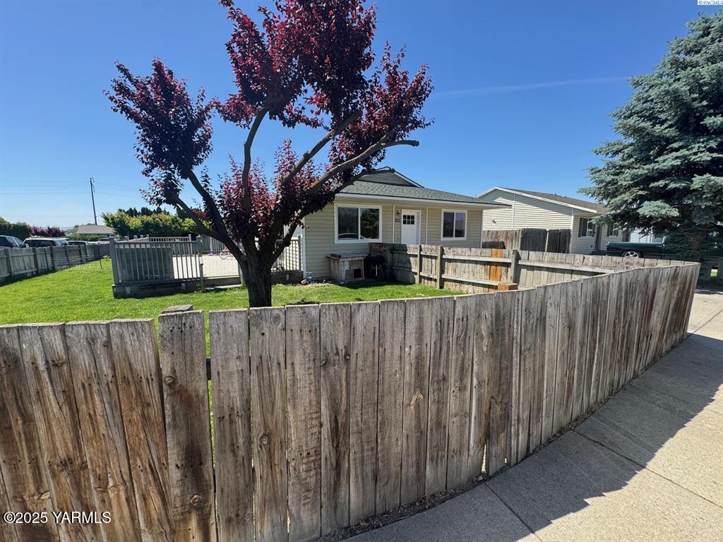 866 Ismo Loop Sunnyside, WA 98944 - Photo 2 of 17 a view of a house with wooden fence