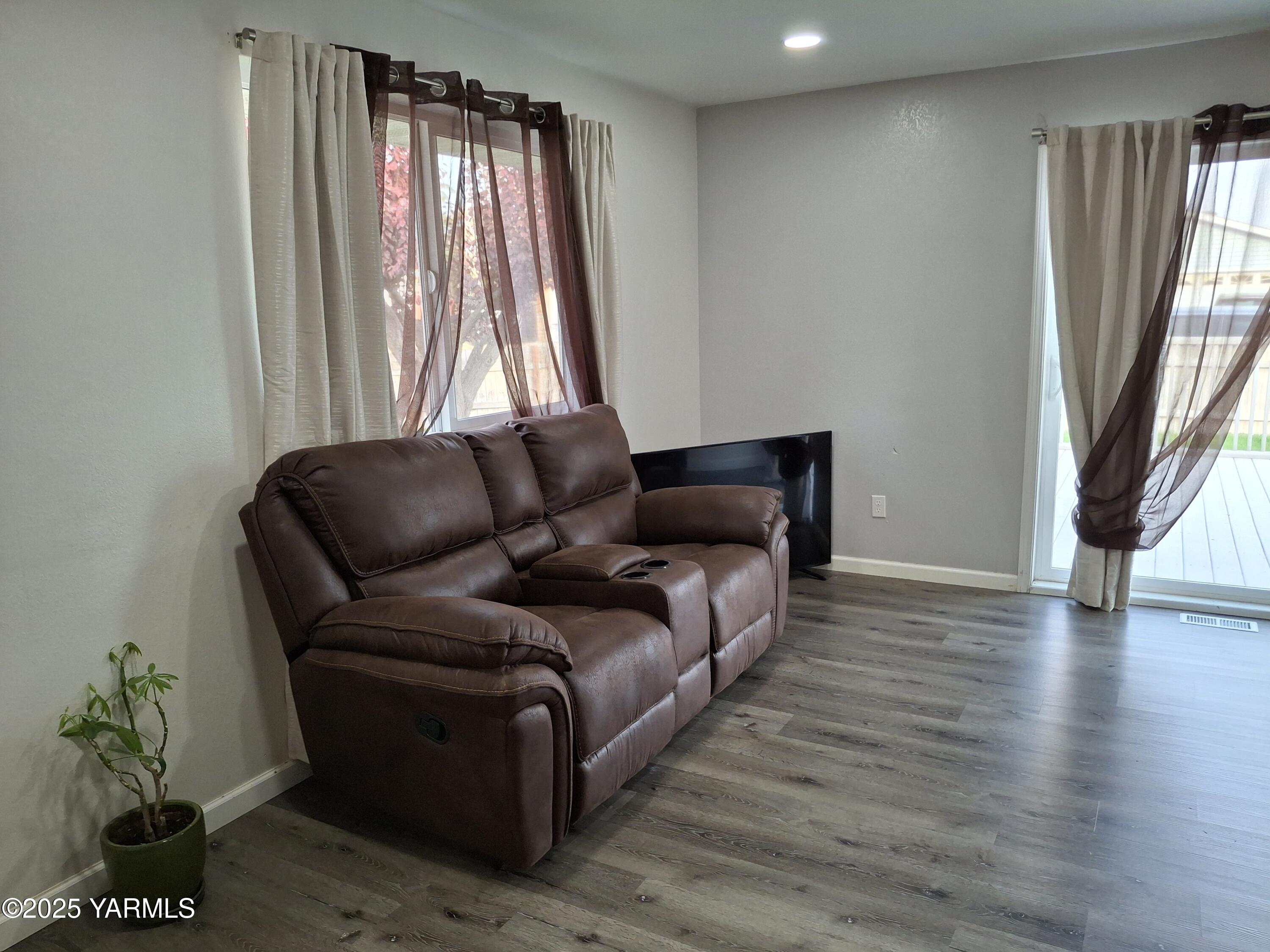 866 Ismo Loop Sunnyside, WA 98944 - Photo 4 of 17 a living room with furniture and a window