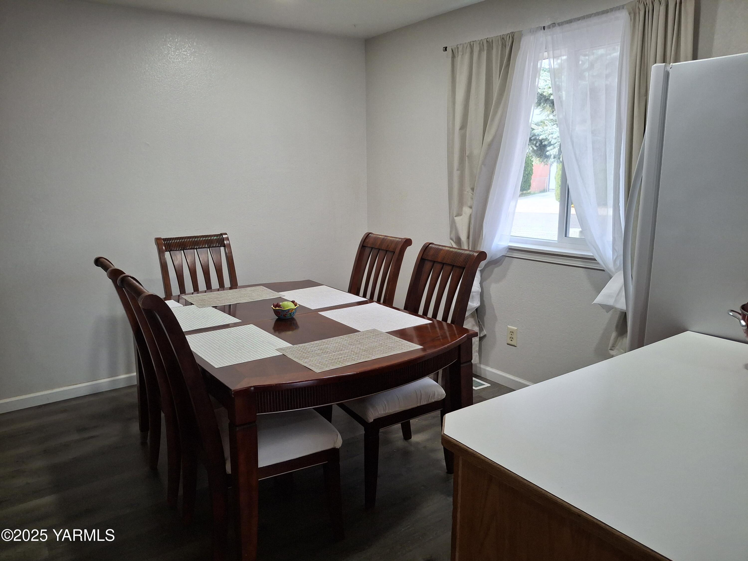 866 Ismo Loop Sunnyside, WA 98944 - Photo 7 of 17 a view of a dining room with furniture