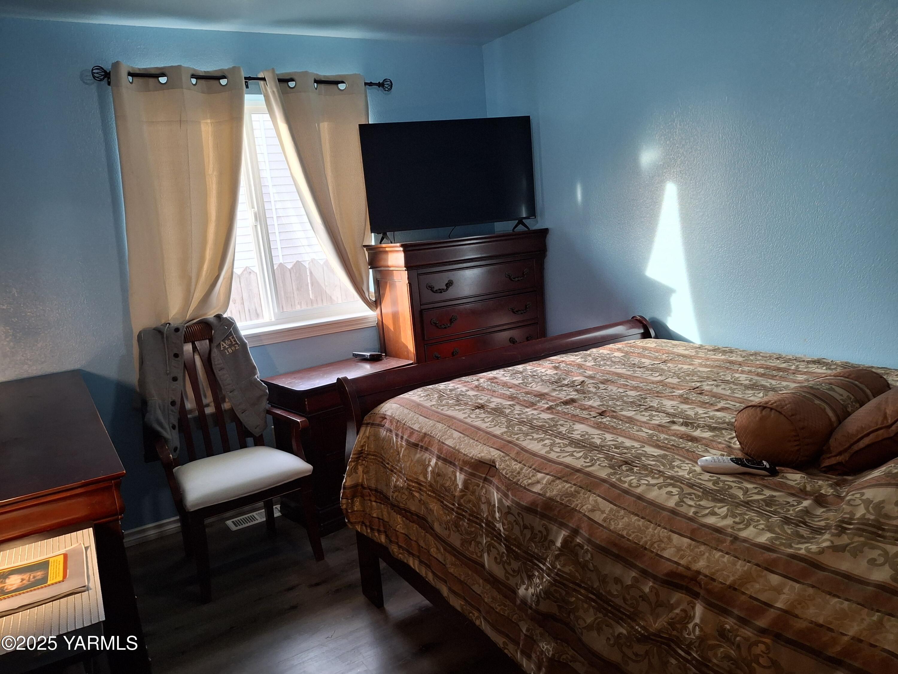 866 Ismo Loop Sunnyside, WA 98944 - Photo 8 of 17 a bedroom with a bed and a chair